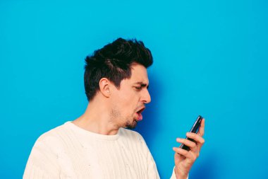 Akıllı telefonu olan bir adam.