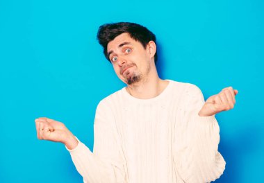 Adam ellerini havaya kaldırıyor.