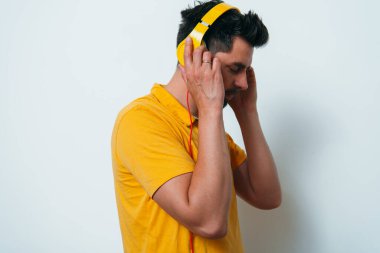 Stüdyoda poz veren adam