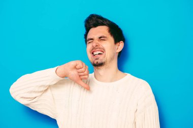 Adam baş parmak hareketi gösteriyor.