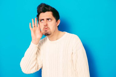 Kulak misafiri olur, dinlemeye çalışır..