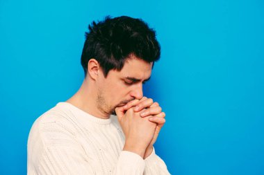 Stüdyoda poz veren adam