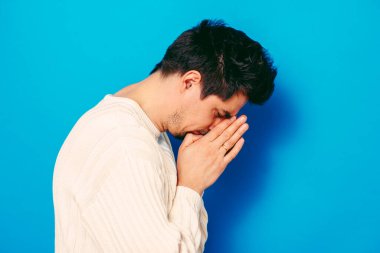 Stüdyoda poz veren adam