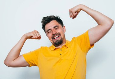 Neşeli, çok mutlu bir adam.