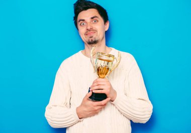 Altın kadehli bir adam