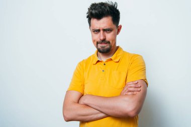 Kollarını kavuşturmuş bir adamın portresi.