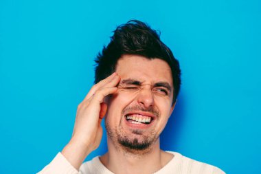 Stüdyoda poz veren adam