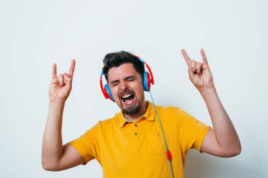 Stüdyoda poz veren adam