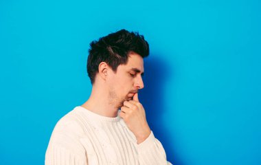 Stüdyoda poz veren adam