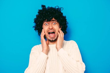 Adam korkudan korkuyor.