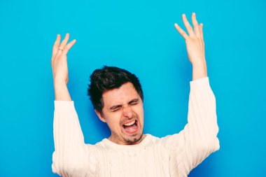 Neşeli, çok mutlu bir adam.