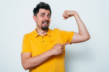 Adam ona kaslarını gösteriyor.