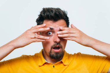 Parmaklarından İzle.