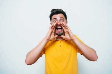 Stüdyoda poz veren adam