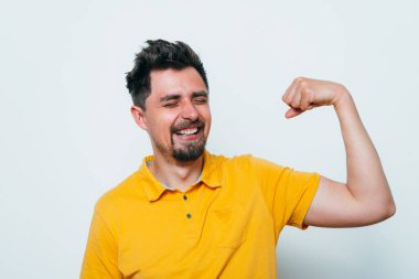 Adam ona kaslarını gösteriyor.