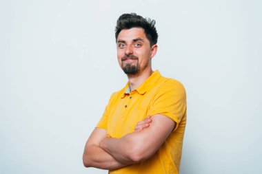 Kollarını kavuşturmuş bir adamın portresi.