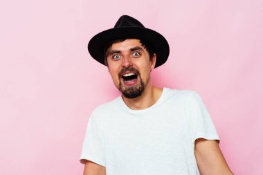 Neşeli, çok mutlu bir adam.