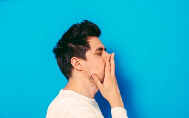 Stüdyoda poz veren adam