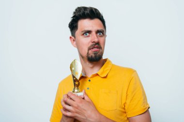 Altın kadehli bir adam