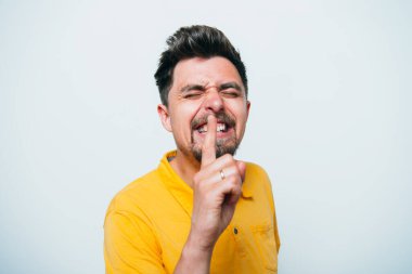 Adam parmağını onun dudaklarına koydu.