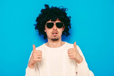 Gözlüklü ve peruklu komik inek..