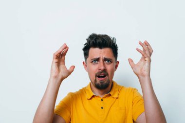 Adam korkudan korkuyor.