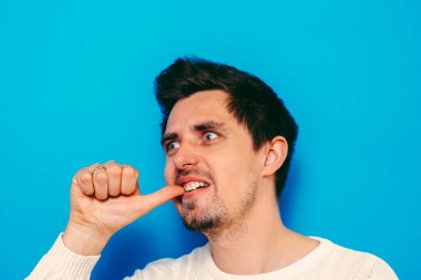 Adam tırnaklarını yiyor.