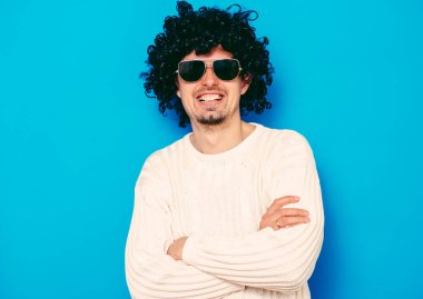 Gözlüklü ve peruklu komik inek..