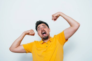 Neşeli, çok mutlu bir adam.