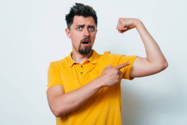 Adam ona kaslarını gösteriyor.