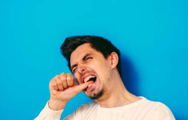 Adam tırnaklarını yiyor.