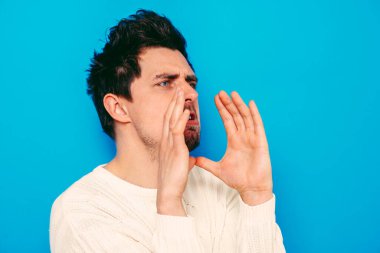 Stüdyoda poz veren adam