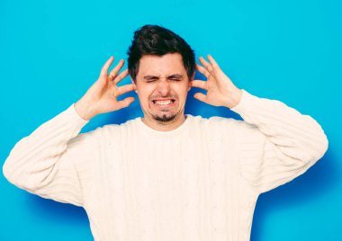 Stüdyoda poz veren adam