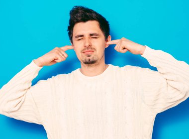 Stüdyoda poz veren adam