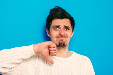 Adam baş parmak hareketi gösteriyor.