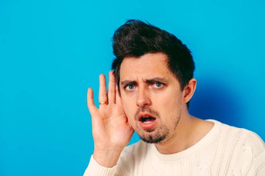 Kulak misafiri olur, dinlemeye çalışır..