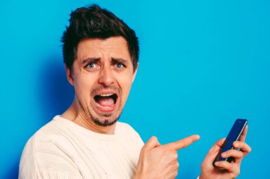 Akıllı telefonu olan bir adam.