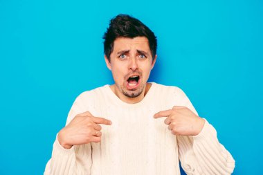 Erkek el parmağı göğsünü işaret ediyor. Jest yap. Ben kimim?.