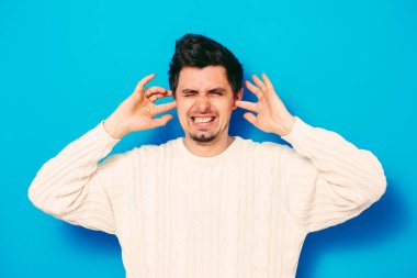 Stüdyoda poz veren adam