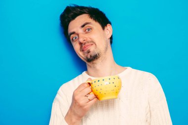 Stüdyoda poz veren adam