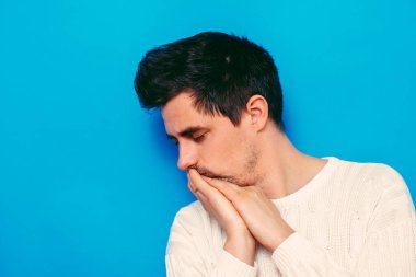 Stüdyoda poz veren adam