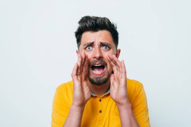 Stüdyoda poz veren adam