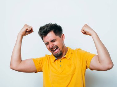 Neşeli, çok mutlu bir adam.