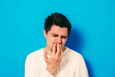 Stüdyoda poz veren adam