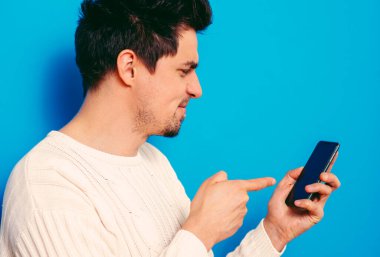 Akıllı telefonu olan bir adam.