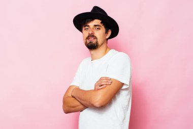 Kollarını kavuşturmuş bir adamın portresi.