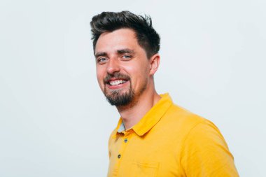 Stüdyoda poz veren adam