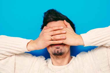 Erkekler gözlerini onun elleriyle kapatır.