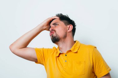 Stüdyoda poz veren adam