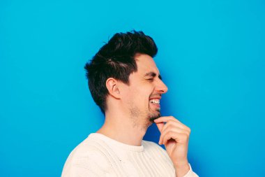 Stüdyoda poz veren adam